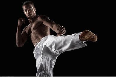 《堡垒之夜》第四章通行证加入杰洛特和毁灭战士